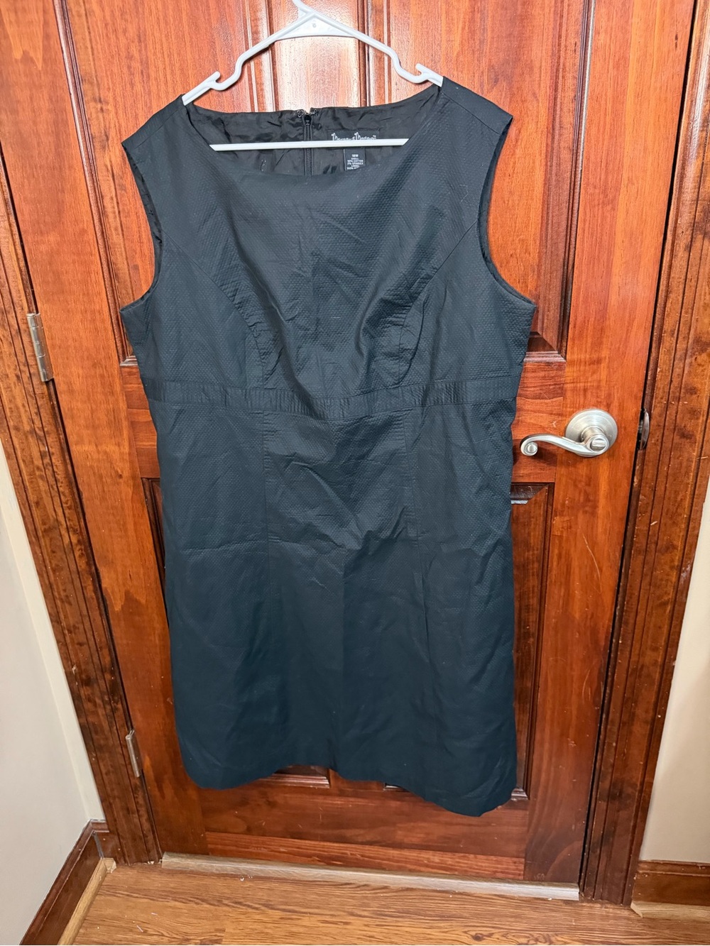 mercer & madison Black Sleeveless Midi Sheath Dress with Scoop Neck